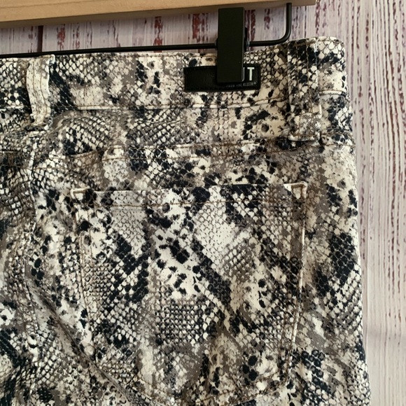 Neutral Snake Print “Connie” Skinny Crop Jeans { Kut From The Kloth } - Picture 4 of 8